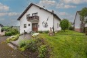 Freistehendes Mehrfamilienhaus mit drei Wohneinheiten und groer Scheune in Malbergweich