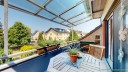 Modernisierte Dachgeschoss-Wohnung mit kleinem Garten und mit separatem Hauseingang und Garage